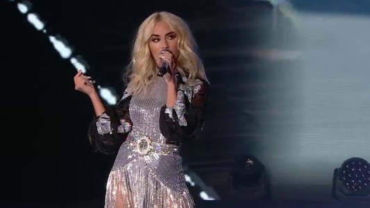 ¡Lali presentó Laligera en vivo!