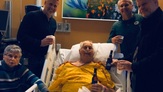 Su último deseo antes de morir fue una cerveza con sus hijos y la foto se hizo viral