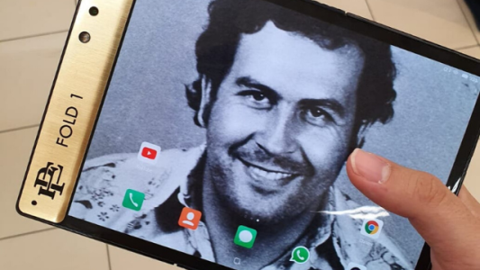 “Escobar Bold 1”: el celular plegable del hermano de Pablo Escobar