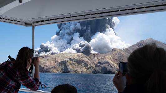 Explota un volcán en Nueva Zelanda