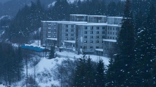 El pueblo de Alaska donde todos viven en un solo edificio