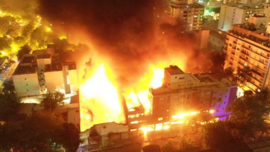 Impactante incendio en un mayorista