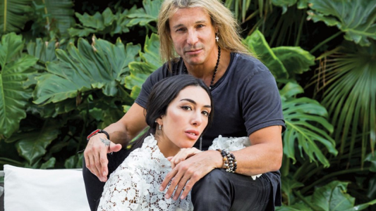 El picante posteo de la novia de Caniggia: "Hay que seguir pateando culos"