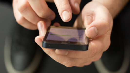 Crearon un inodoro que "expulsa" a la gente para que no pierda tiempo