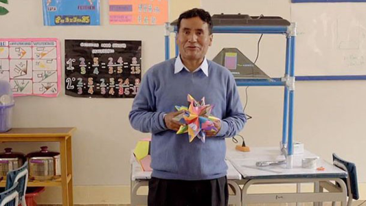 Con su perseverancia este hombre pasó de limpiar pisos en un supermercado a ser nominado por el Premio Nobel de la Educación