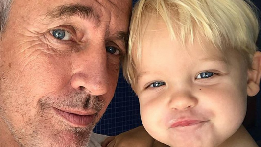 El particular look de Mirko mientras espera a Papá Noel