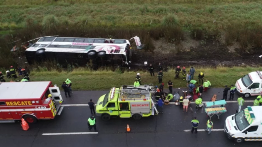 Accidente en ruta 2: volcó un micro de dos pisos