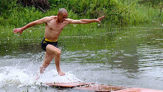 El viral del año: camina sobre el agua y ¿es REAL?