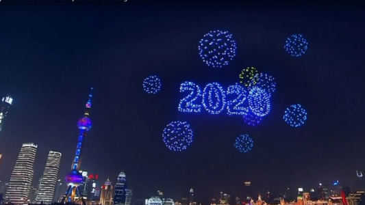 En vez de pirotecnia, Shanghái usó drones para recibir el 2020
