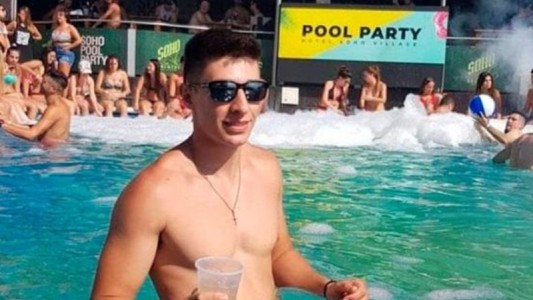 Se tiró de cabeza a la pileta y ahora lucha por su vida