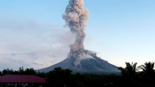 Una pareja se casó con un volcán en erupción de fondo