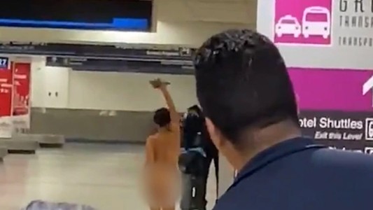 Se desnudó en pleno aeropuerto y terminó presa