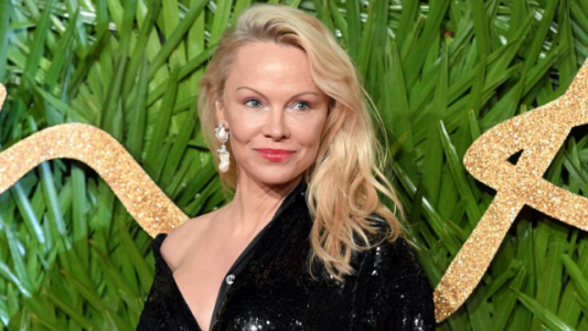 Pamela Anderson le dice SÍ al amor: se casa por quinta vez
