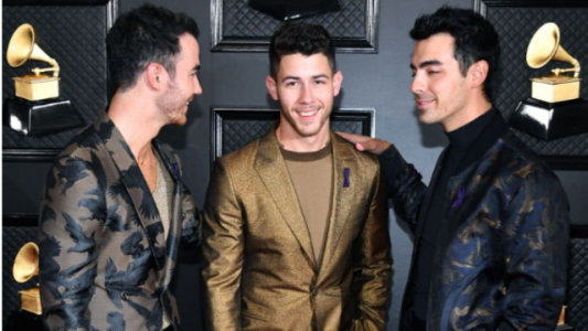 Nick Jonas cantó con comida entre los dientes en los Grammys