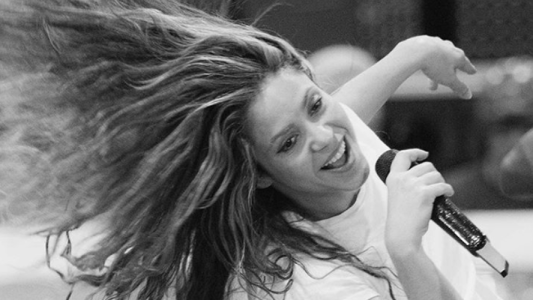 La peculiar forma en la que Shakira se prepara para dar un show en el Super Bowl: ¿Empapada y en el piso?