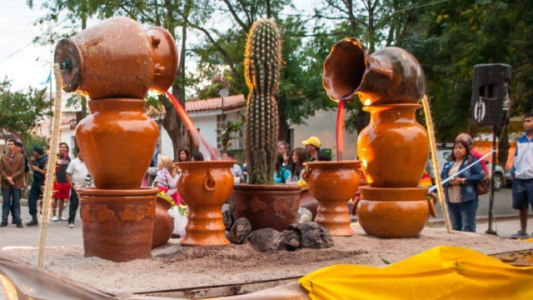 Cómo es la fuente de vino gratis que hicieron en Salta