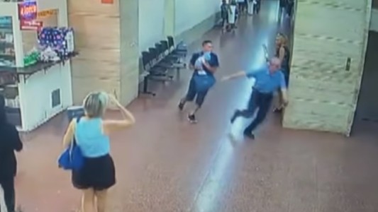 El momento exacto en el que un policía y una enfermera salvan a un bebé que no respiraba