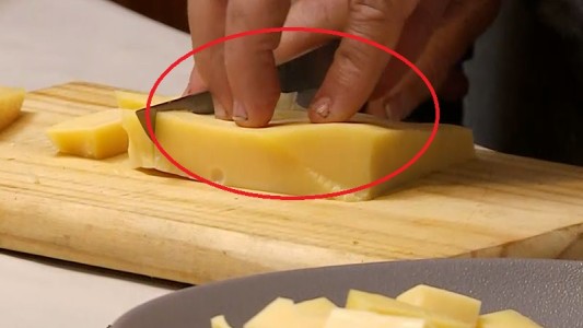 El Turco Naím manoseó el queso de Nicole Neumann con las manos con mugre