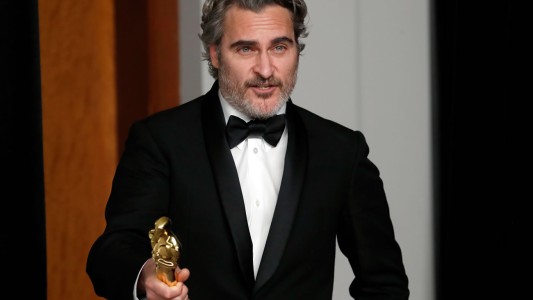 La particularidad del outfit de Joaquin Phoenix en los Oscars