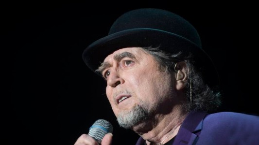 Joaquín Sabina se cayó de un escenario y lo sacaron en camilla