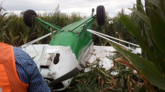 Una avioneta hizo un aterrizaje de emergencia y terminó dada vuelta