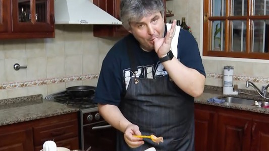 Gabriel Schultz se chupó los dedos mientras hacía el postre para Jelinek