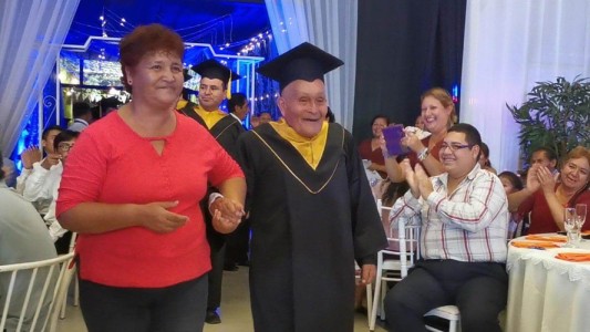 Tiene 89 años y se recibió de técnico electrónico