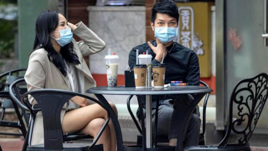 El nuevo saludo con los pies en China para evitar el coronavirus