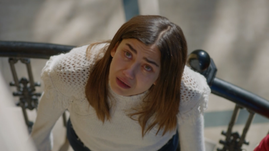 Meral sufre el repudio de sus amigas