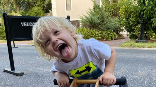 La tierna foto de Mirko andando en triciclo