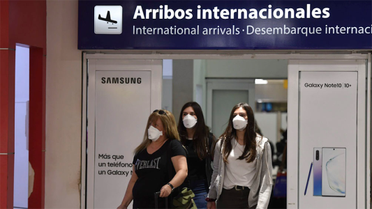 Alerta en Ezeiza: dos pasajeras con síntomas de coronavirus a bordo de un avión