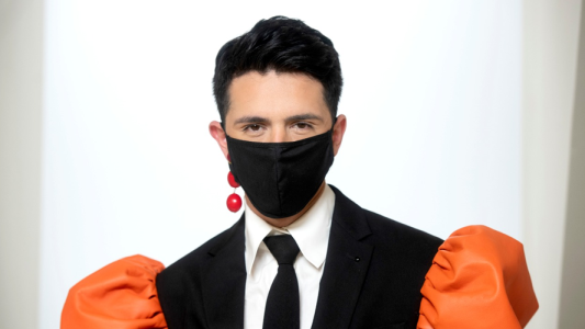 Santiago Artemis llegó con barbijo a PH