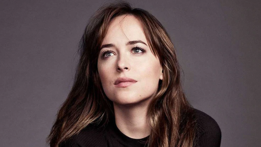 La divertida manera en que se lava las manos Dakota Johnson