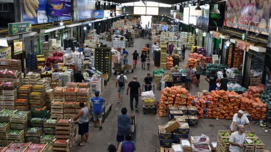 Largas colas en el Mercado Central