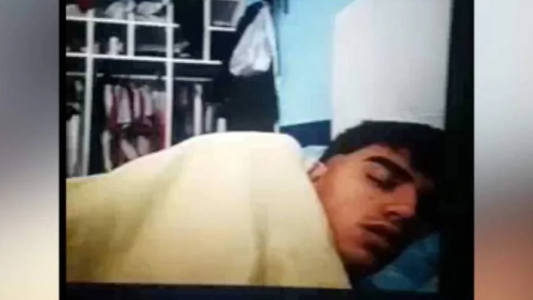 Un alumno cursó una clase virtual durmiendo en su cama y se hizo viral