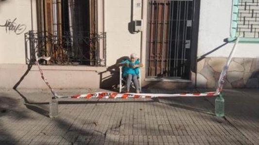Una abuela cercó la vereda de su casa para tomar sol