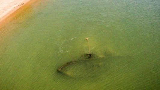 Por la baja del río Paraná se develó el misterio de un barco