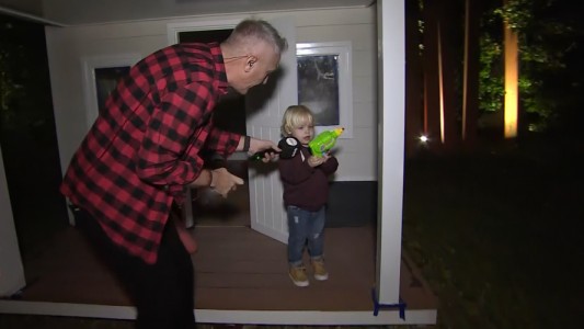 Mirko le muestra a Susana su juego favorito