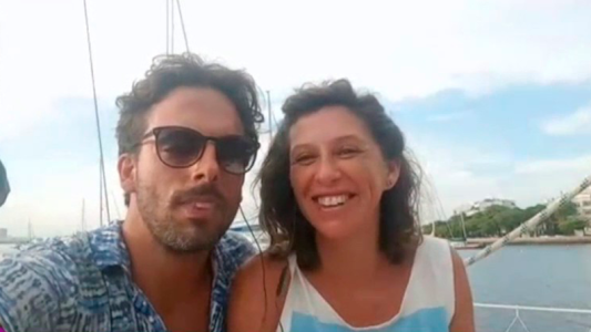 La increíble historia de una pareja que pasa la cuarentena en un velero y están por tener un hijo