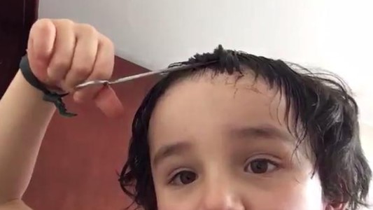 Un niño se cortó el pelo solo y armó un tutorial