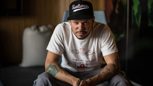 Residente reúne 113 besos en su nuevo tema "Antes que el mundo se acabe"
