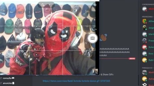 Un profesor se disfraza de superhéroe para dar clases virtuales