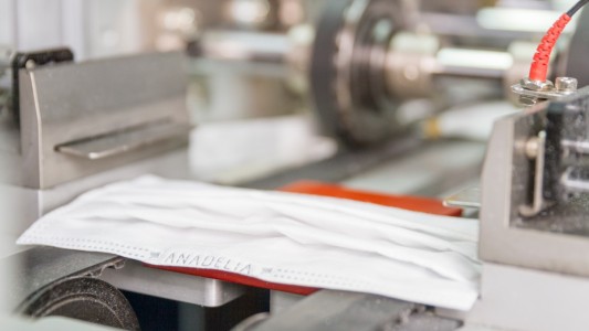 La fábrica argentina de barbijos trabaja las 24 horas