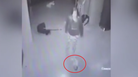 Una mujer enloquece y tira a su bebé de 2 meses al piso