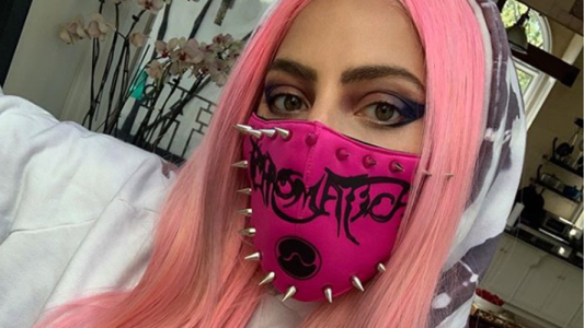 Lady Gaga estrena nuevo disco con un barbijo muy especial