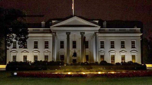 La histórica foto de la Casa Blanca con las luces apagadas