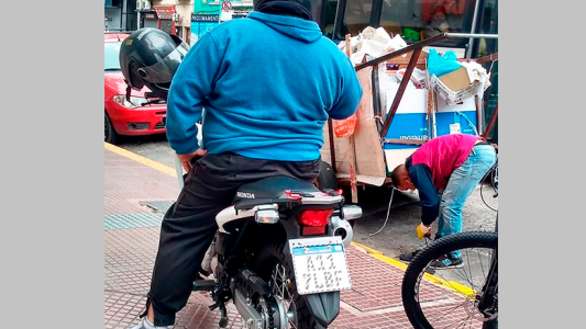 El gesto solidario que conmovió a todos: lo vio descalzo y le regaló sus zapatillas