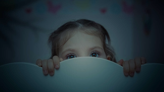 El aterrador video de una nena hablando con un fantasma