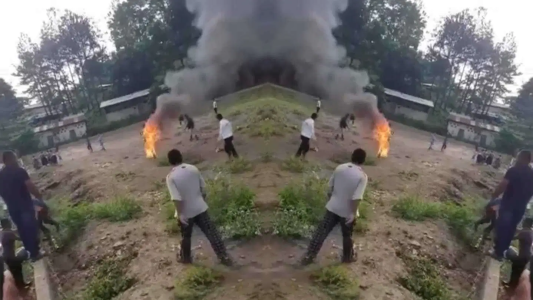 Imágenes sensibles: ¡Lo acusaron de brujo y lo prendieron fuego!