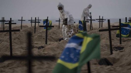 Coronavirus: cavan tumbas en la playa de Copacabana, en Río de Janeiro